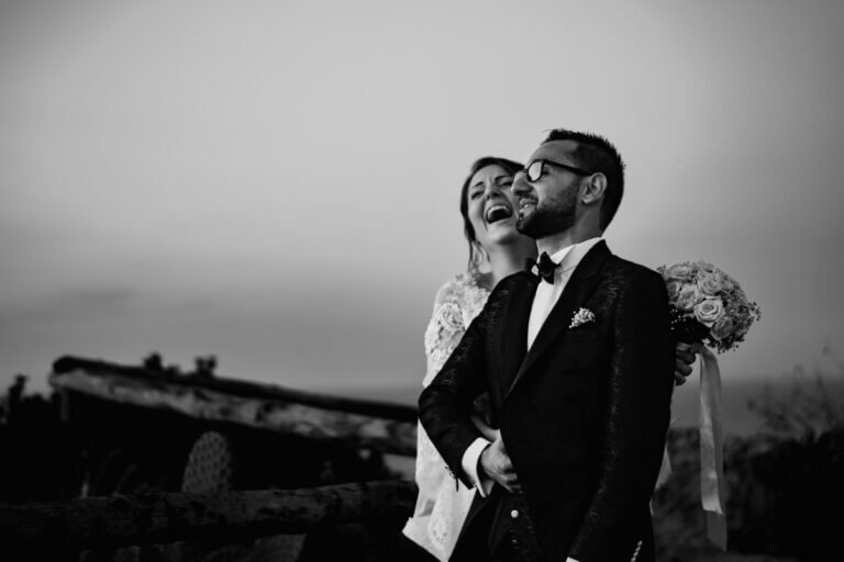 Brudepar i solnedgang, fanget av en profesjonell bryllupsfotograf i Norge. Genuine moment between bride and groom watching the sunset during wedding in Italy captured by wedding photographer Anna O. Brambilla