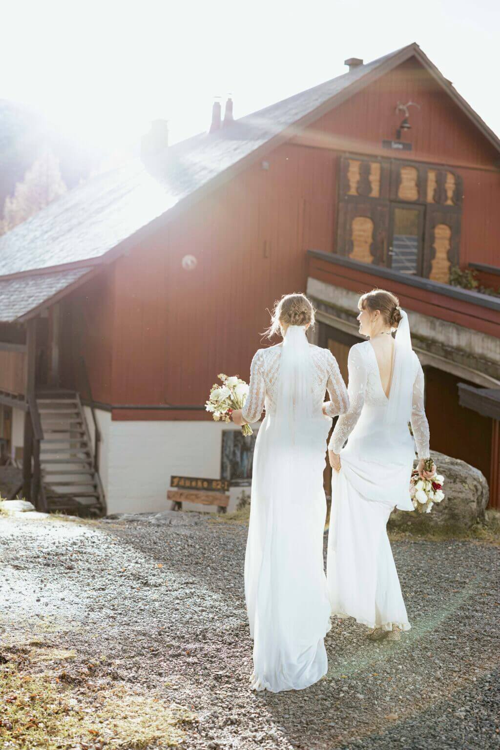 Bryllupsbilder fra bryllup i Hemsedal – Brudeparet går sammen i den naturskjønne fjellsettingen.