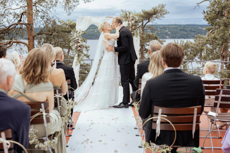 Åse Marie og Mats deler sin første dans som ektepar på Ingierstrand Restaurant, fanget av bryllupsfotograf Anna O. Brambilla