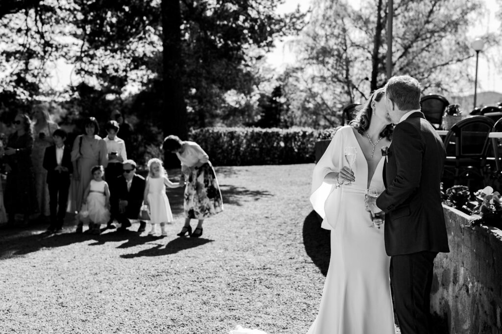 Romantic couple portrait by the Oslofjord – wedding photographer Anna O Brambilla