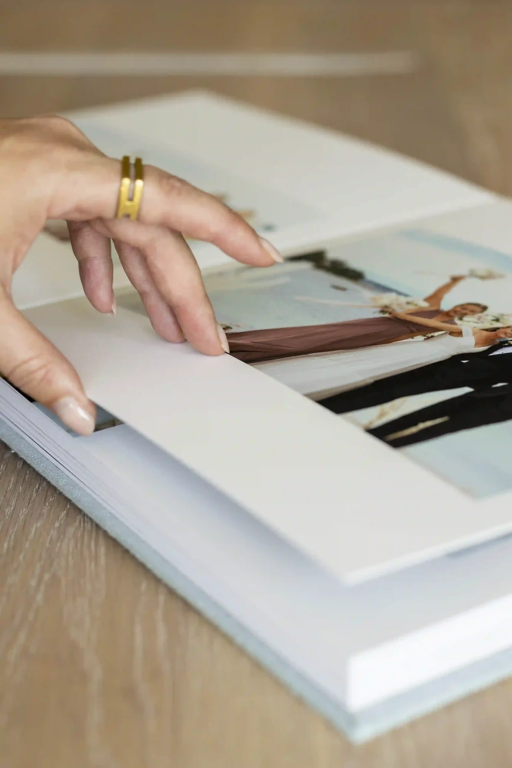 Eksklusivt bryllupsalbum med tykke lay-flat sider og elegant stofftrekk, skapt for å bevare dine mest verdifulle minner – kuratert av Anna O. Brambilla Photography. Exclusive wedding album with thick lay-flat pages and an elegant fabric cover, designed to preserve your most precious memories – curated by Anna O. Brambilla Photography.