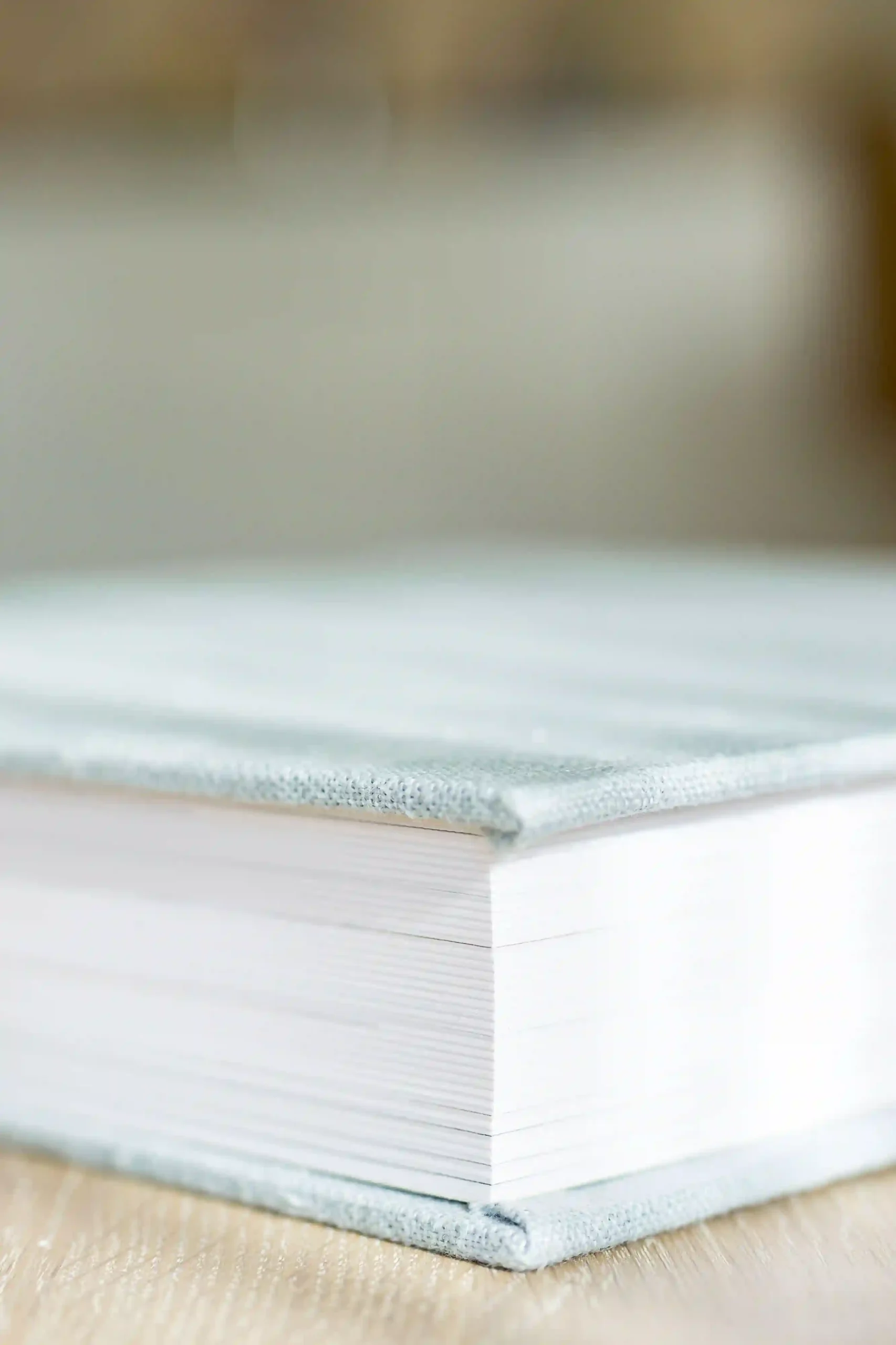 Håndlaget bryllupsalbum med tidløs design, tykke sider og elegant innbinding – skapt av Anna O. Brambilla Photography for å vare livet ut. A wedding photo of the couple, preserved in a beautiful, custom-made wedding album – delivered by Anna O. Brambilla Photography.