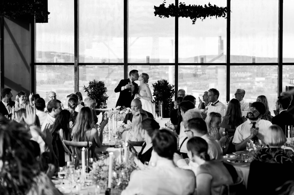 Brudepar på en idyllisk bryllupslokasjon, fanget av profesjonell bryllupsfotograf i Oslo. Examples of wedding photos included in wedding photography prices and packages