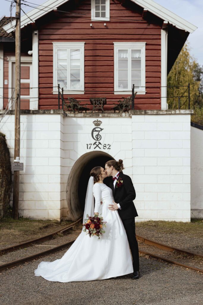 Storslått portrett av Martine og Simen i Kongsberg Sølvgruvene, fanget på deres bryllup.