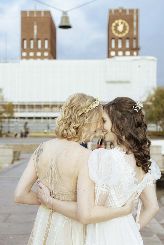 Samtykke i bryllupsfotografi consent in wedding photography Brudepar foran Oslo Rådhus under bryllup på rådhuset, fotografert av Anna O. Brambilla bryllupsfotograf Oslo.