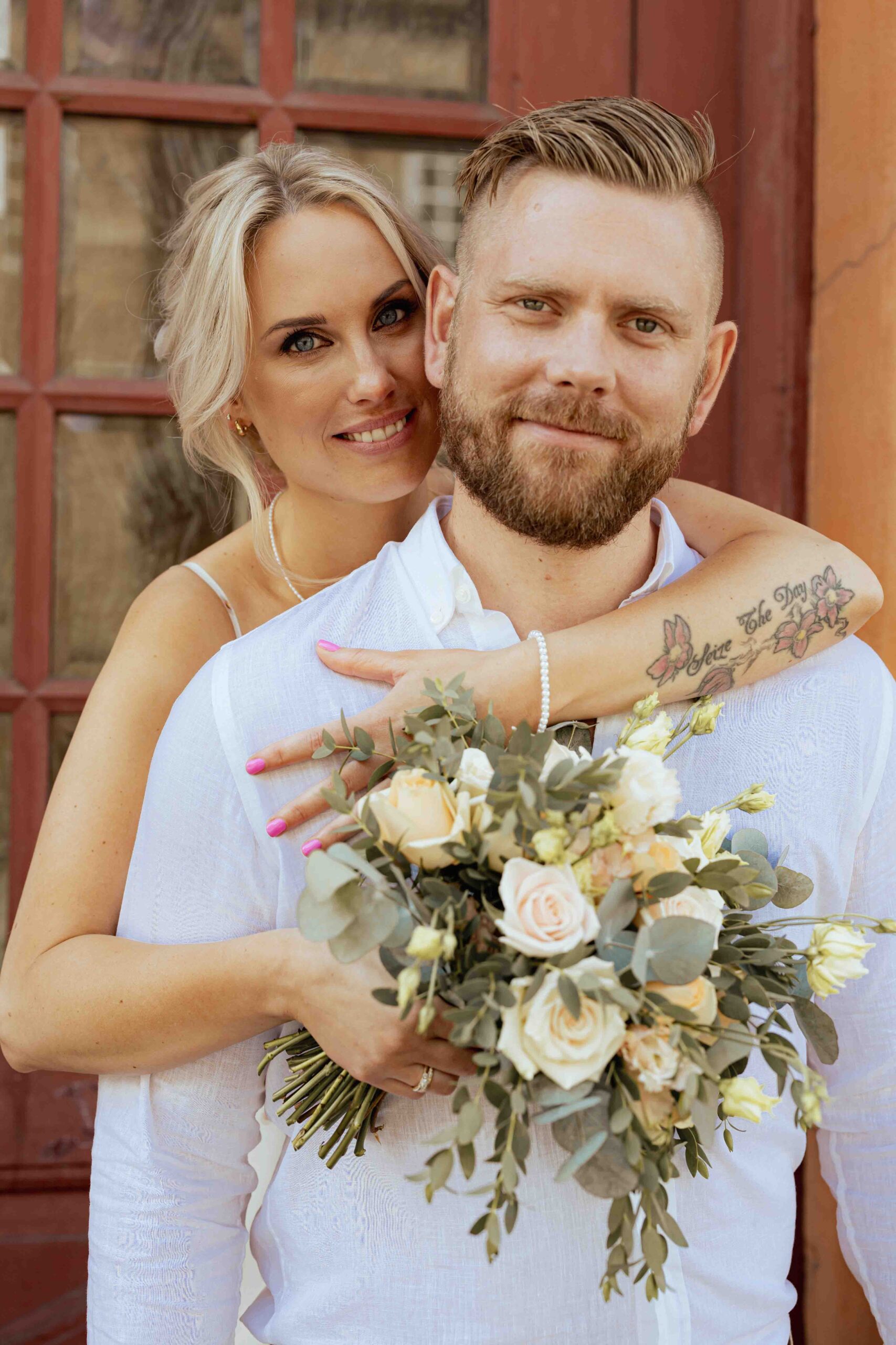 Romantisk bilde av brudeparet som går gjennom bygatene etter bryllupet på rådhus. Fotografert av Anna O. Brambilla, bryllupsfotograf. The couple walking through Oslo’s streets after their City Hall wedding, enjoying an intimate moment captured by Anna O. Brambilla.The couple walking through Oslo’s streets after their City Hall wedding, enjoying an intimate moment captured by Anna O. Brambilla.