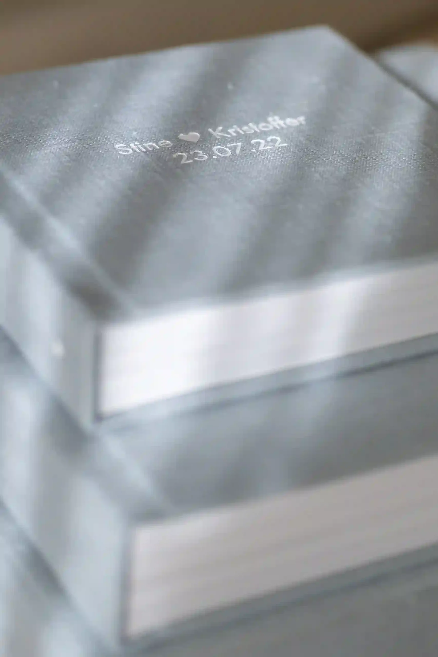 Handmade wedding album in light blue linen with personalized engraving – a timeless keepsake from your big day, delivered by Anna O. Brambilla Photography