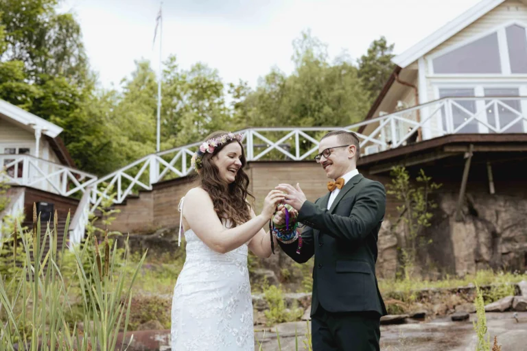 Seremoni sett fra siden i lite bryllup ved fjorden – Anna O. Brambilla View of the ceremony from the side – intimate wedding in Norway – photographed by Anna O. Brambilla