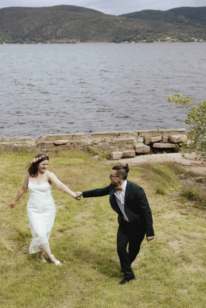 Brudepar går hånd i hånd etter lite bryllup i Norge – Anna O. Brambilla Bride and groom walking hand in hand – intimate wedding in Norway – photographed by Anna O. Brambilla
