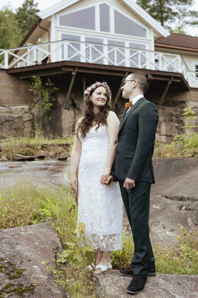 Bruden under handfasting-seremoni i et intimt bryllup i Norge – Anna O. Brambilla Bride during a handfasting ritual at an intimate wedding in Norway – photographed by Anna O. Brambilla