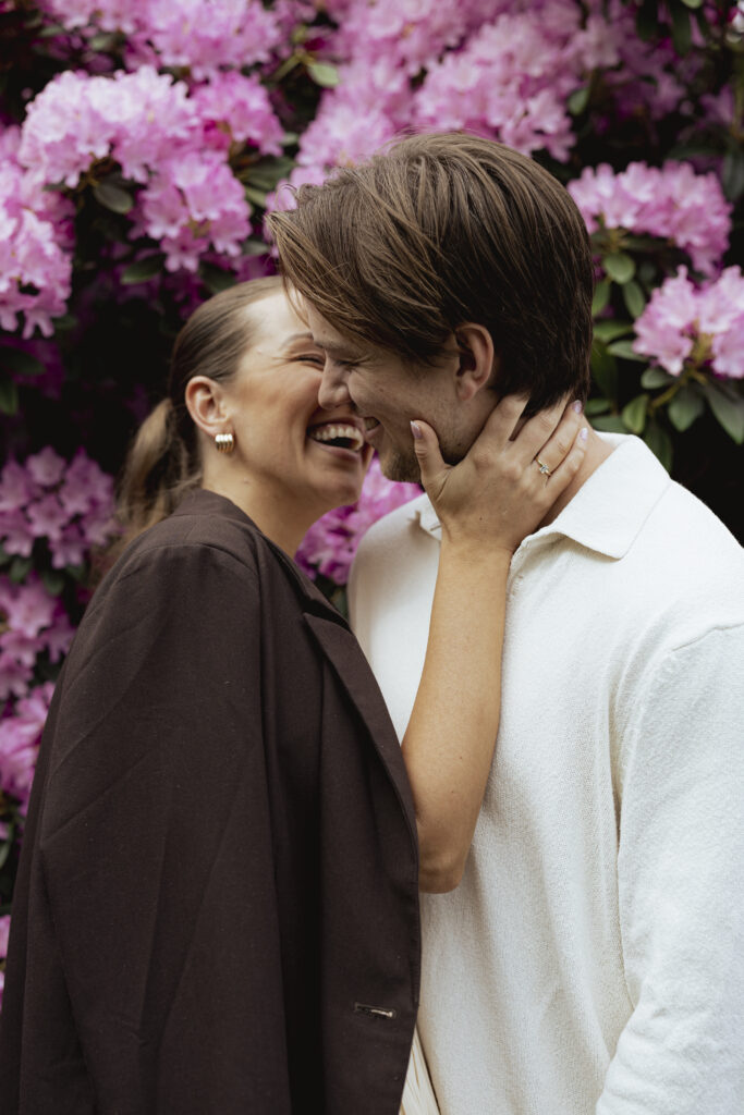 Candid moment full of laughter – couple photography in Oslo by Anna O Brambilla