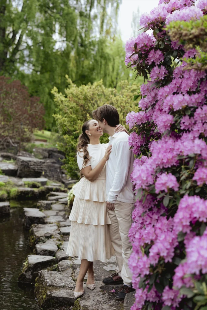 Kjærestefoto ved vann i Botanisk hage – parfotografering i Oslo av Anna O Brambilla