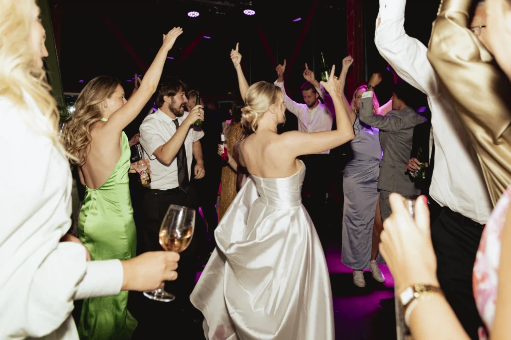 Bryllupsdans og feiring på dansegulvet – foto av Anna O. Brambilla, bryllupsfotograf Oslo