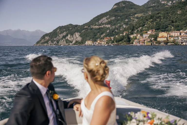 The couple cruising on Lake Como after their emotional elopement in Varenna. Photo by Anna O Brambilla, elopement in Lake Como. Paret på båttur over Comosjøen etter sin intime elopement i Varenna. Foto av Anna O Brambilla, elopement ved Comosjøen.