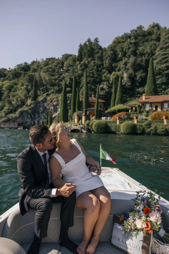 A quiet kiss during a romantic boat ride near Villa del Balbianello – elopement in Lake Como captured by Anna O Brambilla. Et stille kyss under en romantisk båttur nær Villa del Balbianello – elopement ved Comosjøen fotografert av Anna O Brambilla.