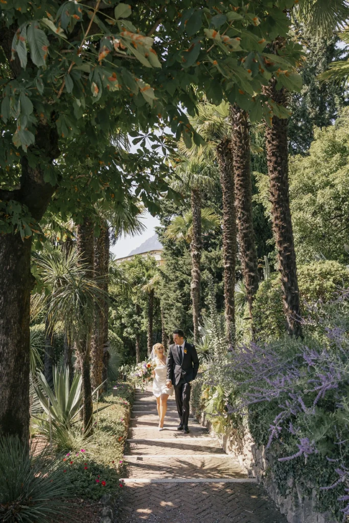Anna O. Brambilla photography – romantic walk through lush gardens during an elopement in Varenna, Lake Como. Anna O. Brambilla fotografi – romantisk spasertur i frodig hage under elopement i Varenna ved Comosjøen.