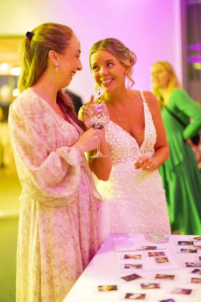 Bruden skåler med en gjest under middagen på Strand Hotel Fevik.