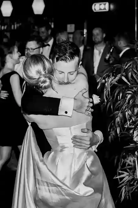Brudepar danser under bryllupsfest i Tårnet Kulturarena Oslo