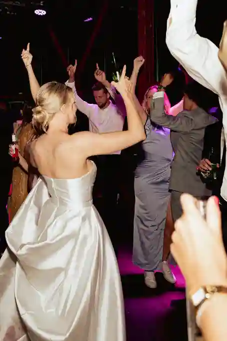 Bryllupsfest i Oslo med dans og livlig stemning på kvelden