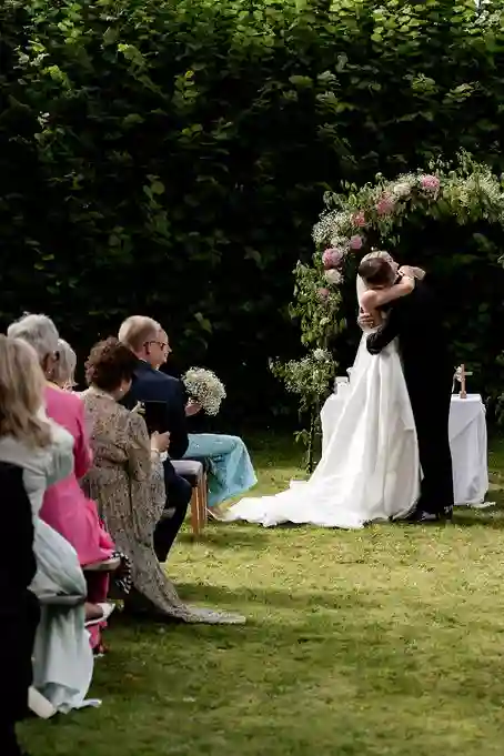 Bryllupsseremoni utendørs med gjester i naturlige omgivelser
