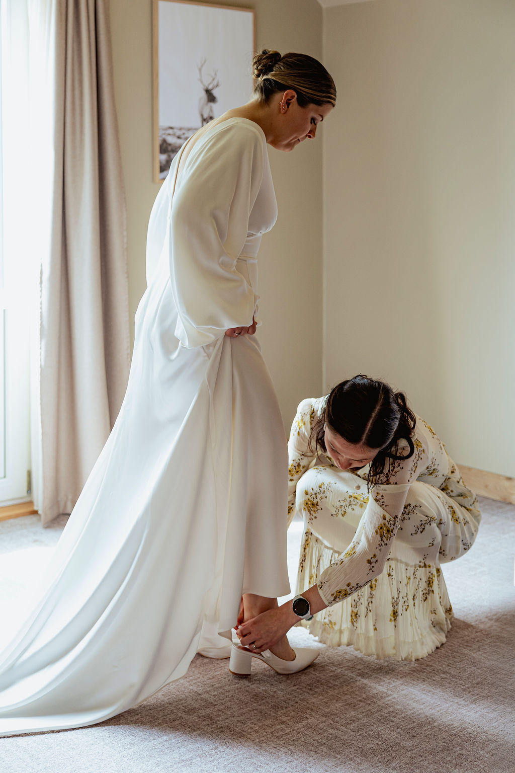 Brud gjør seg klar med kjole – morgen på Vøringfoss Hotel