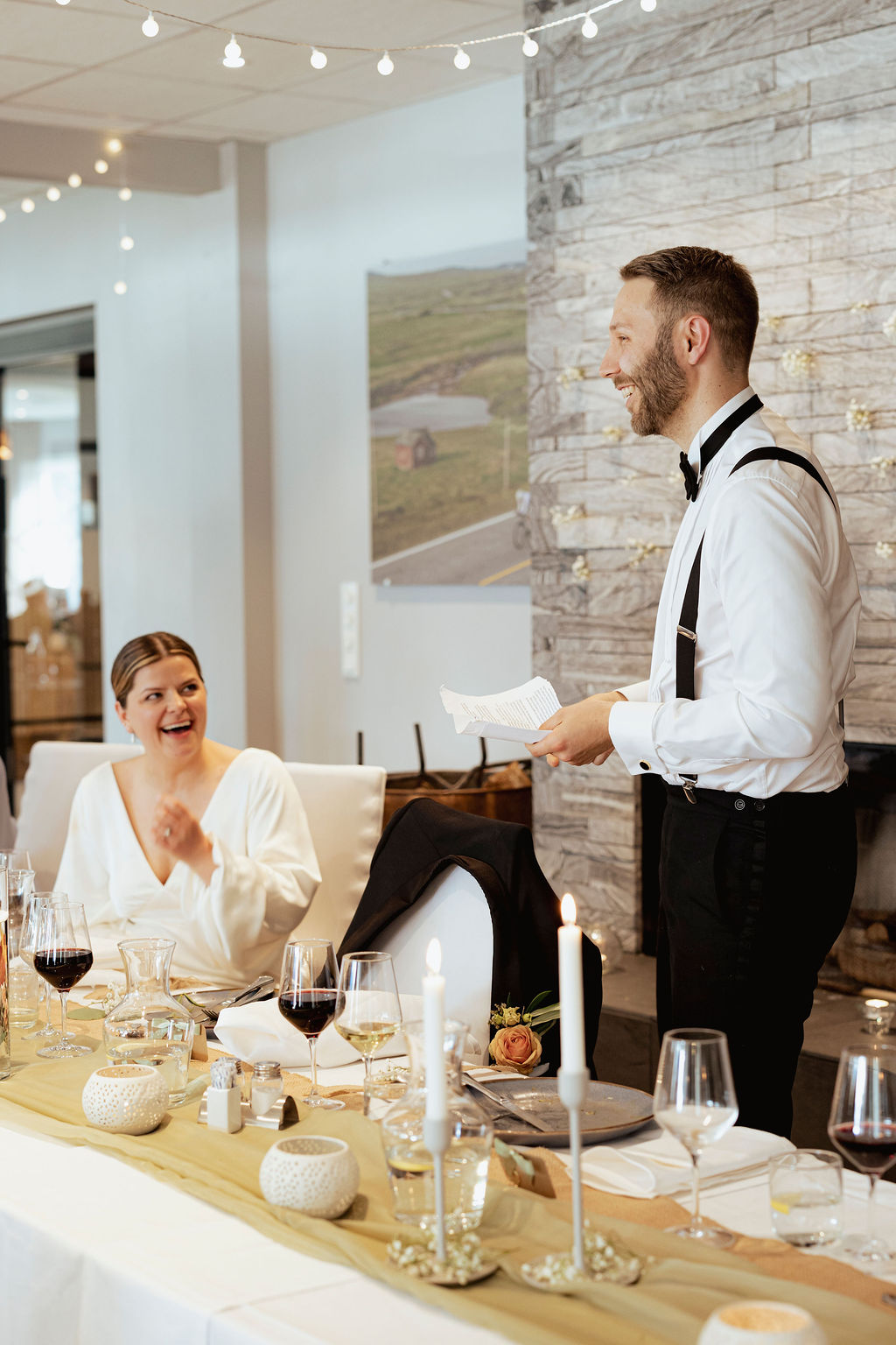 Tale under bryllup med brudgom i fokus