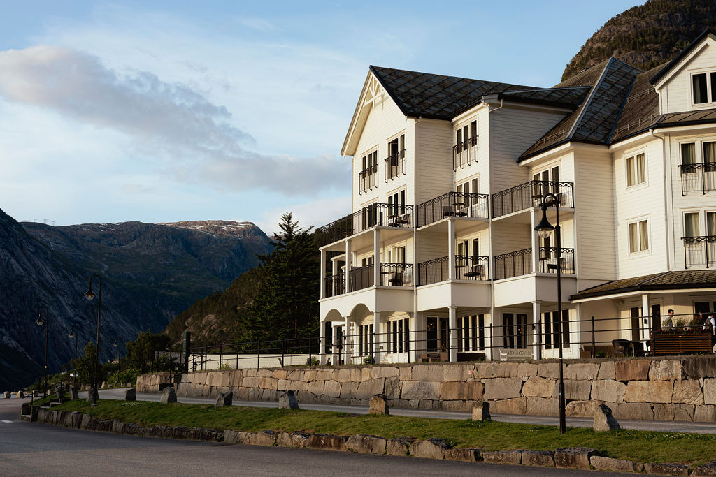 Vøringfoss Hotel i Eidfjord med utsikt over fjorden – bryllupslokasjon i Hardanger