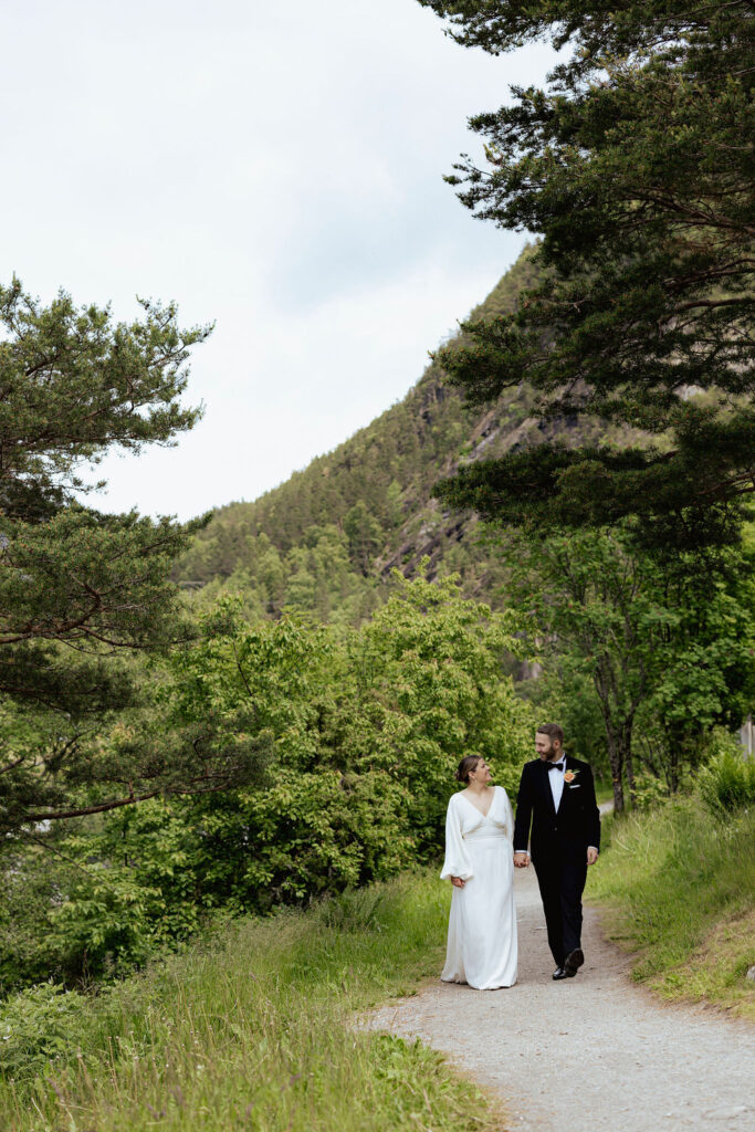 Brudepar går sammen i naturen – bryllup Vøringfoss Hotel