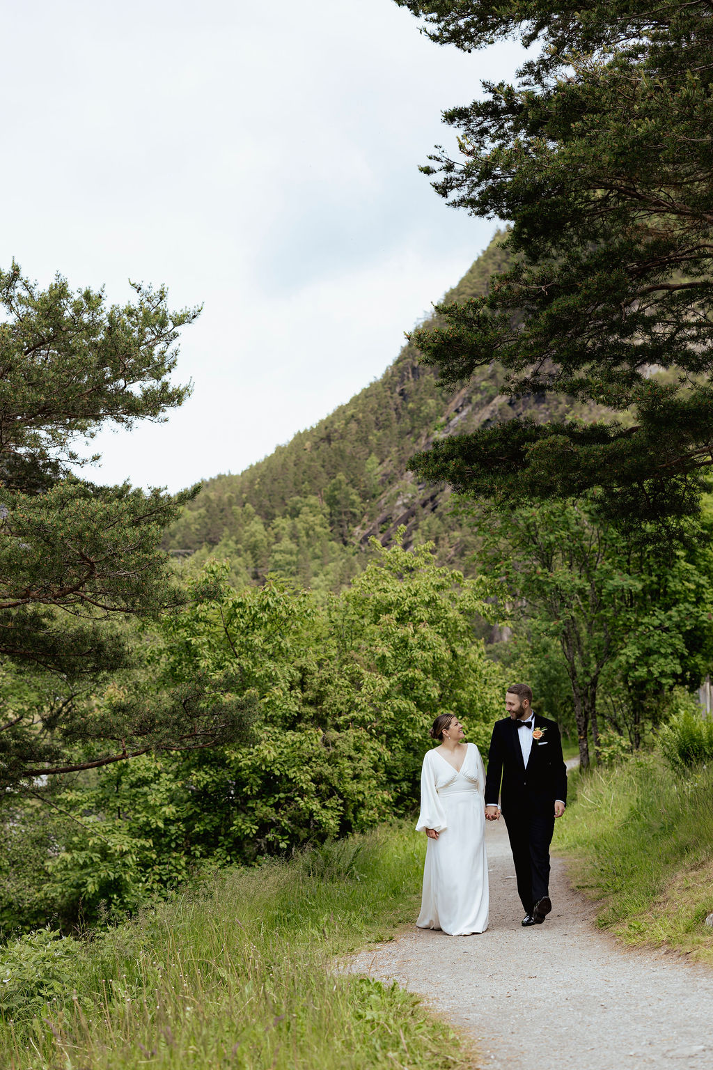 Brudepar går sammen i naturen – bryllup Vøringfoss Hotel