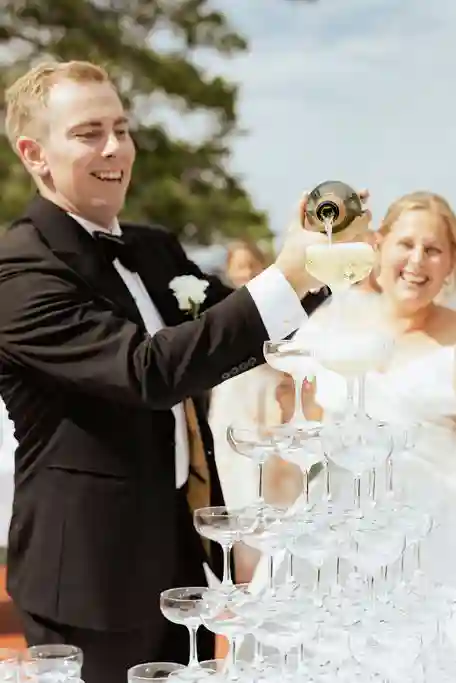 Brudepar skåler med champagne etter vielse på Ingierstrand Bad Restaurant
