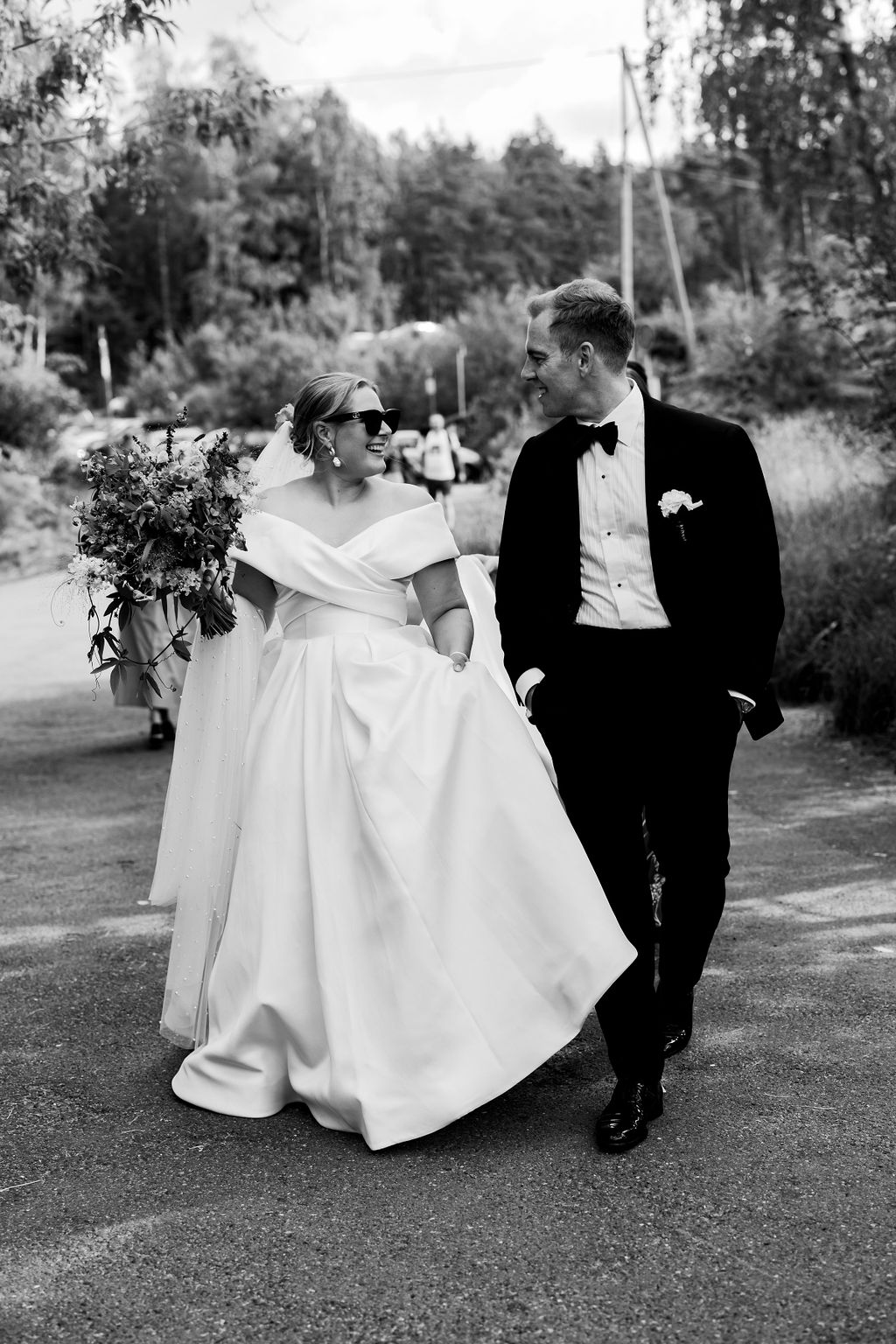 Brudepar går sammen etter vielse på Ingierstrand Bad Restaurant