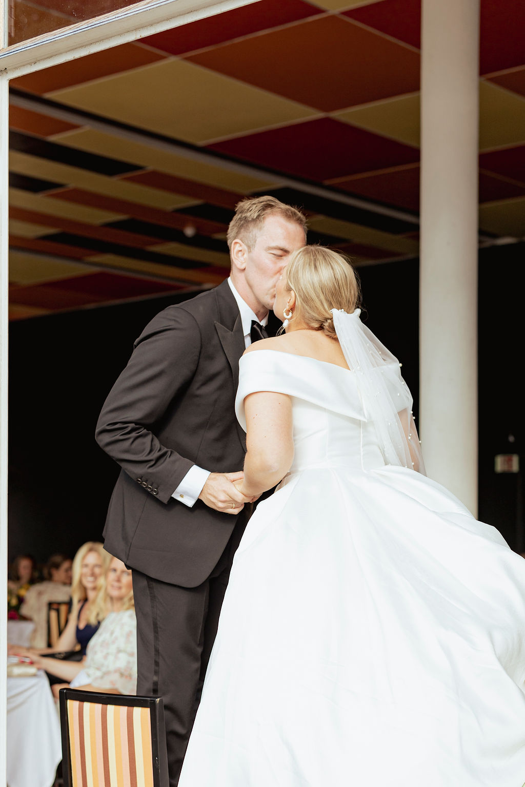 Brudepar danser og kysser under bryllupsfest på Ingierstrand Bad Restaurant i Oslo