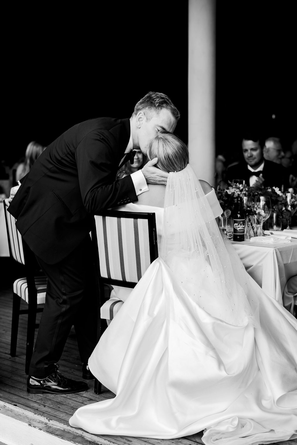 Brudepar deler et øyeblikk under bryllupsmiddag på Ingierstrand Bad Restaurant