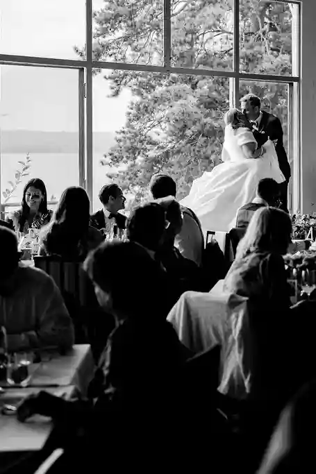 Brudepar danser under bryllupsfest på Ingierstrand Bad Restaurant