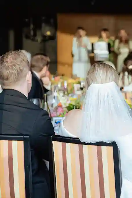 Brudepar sitter sammen under bryllupsmiddag på Ingierstrand Bad Restaurant