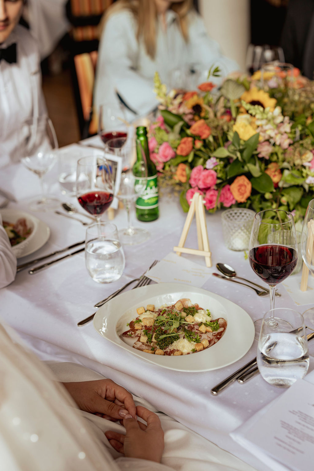 Bryllupsmiddag med vin og blomsterdetaljer på Ingierstrand Bad Restaurant
