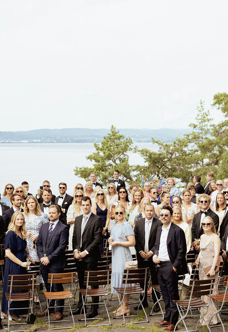 Bryllupsgjester samlet ved sjøen på Ingierstrand Bad Restaurant i Oslo