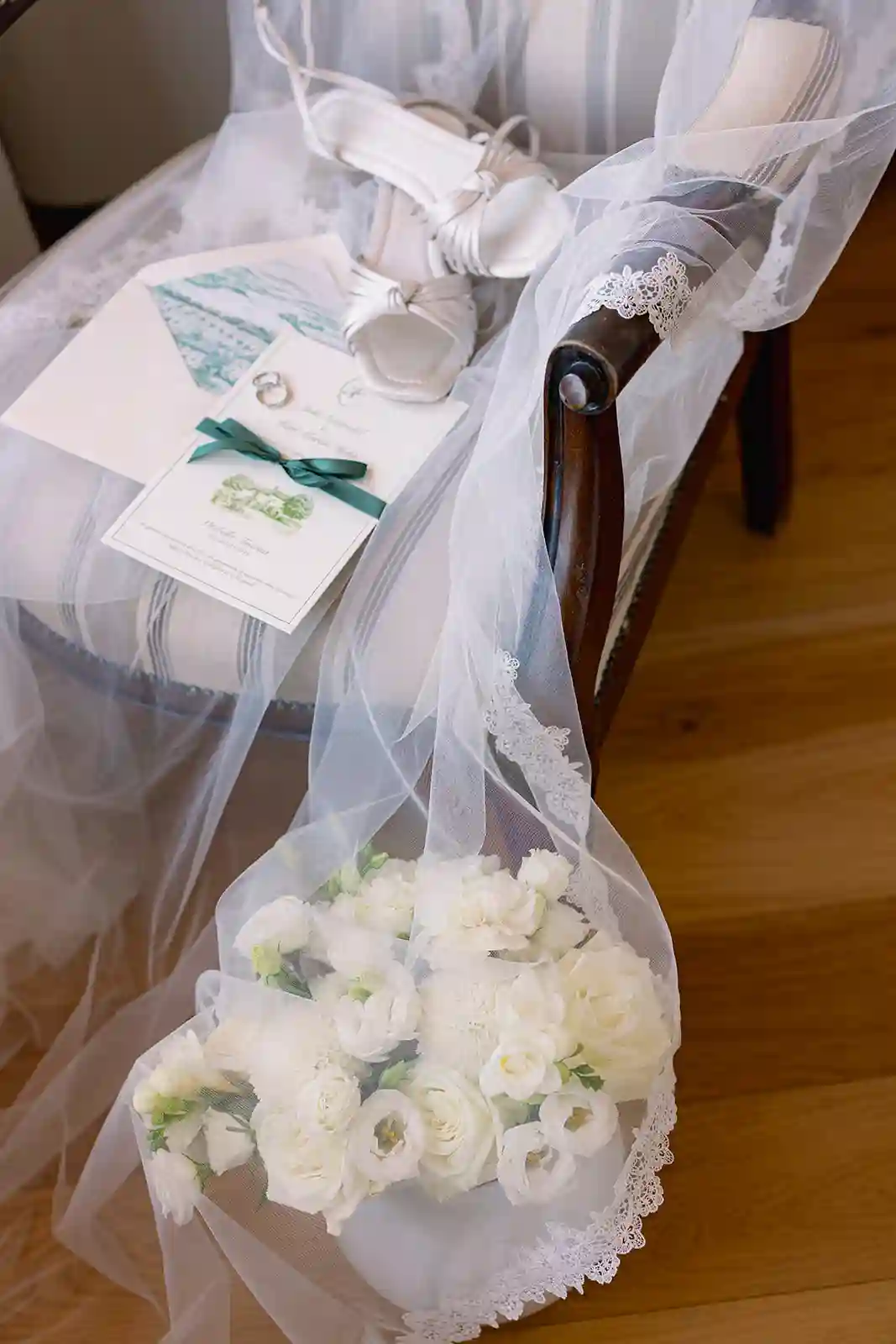 Brudebukett, slør og bryllupsdetaljer klare før vielsen i Toscana Bridal bouquet, veil and wedding details ready before the ceremony in Tuscany
