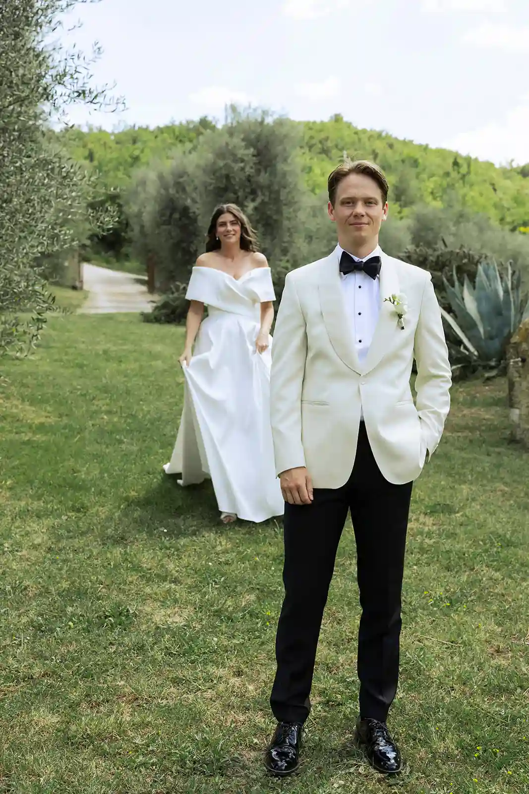 Brudgommen venter under parets first look i hagen før bryllupet i Toscana Groom waiting during the couple’s first look in the garden before their wedding in Tuscany