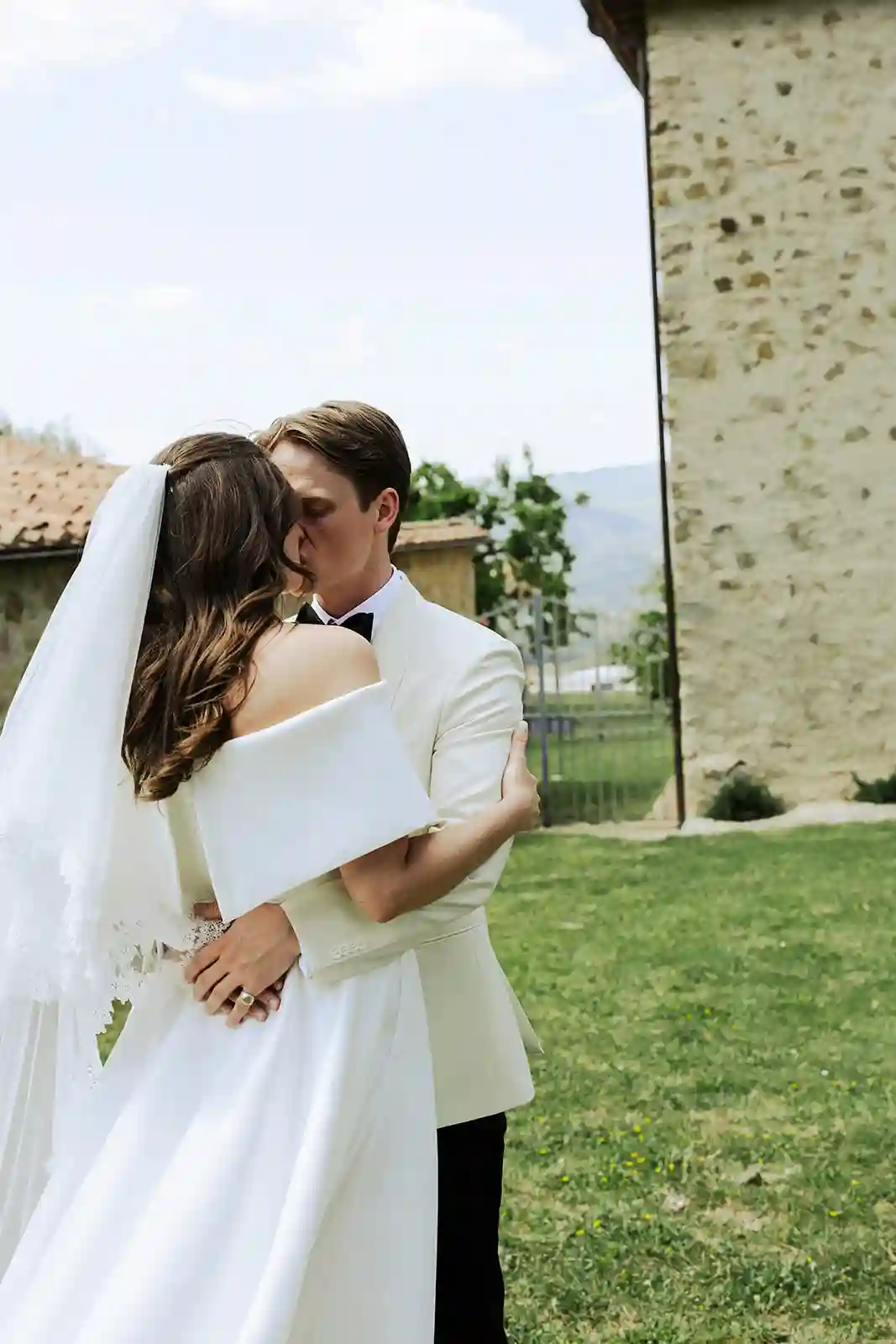 Brudeparet omfavner hverandre under first look før vielsen i Toscana Bride and groom embracing during their first look before the ceremony in Tuscany