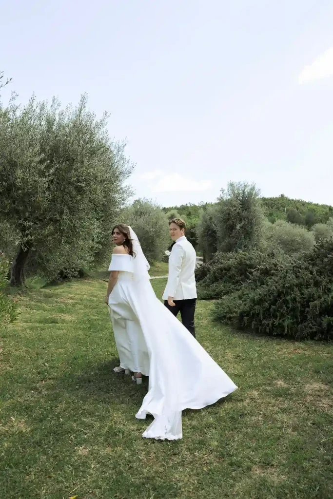 Brudeparet sammen i hagen etter first look på bryllupsdagen i Toscana Bride and groom together in the garden after their first look on their wedding day in Tuscany
