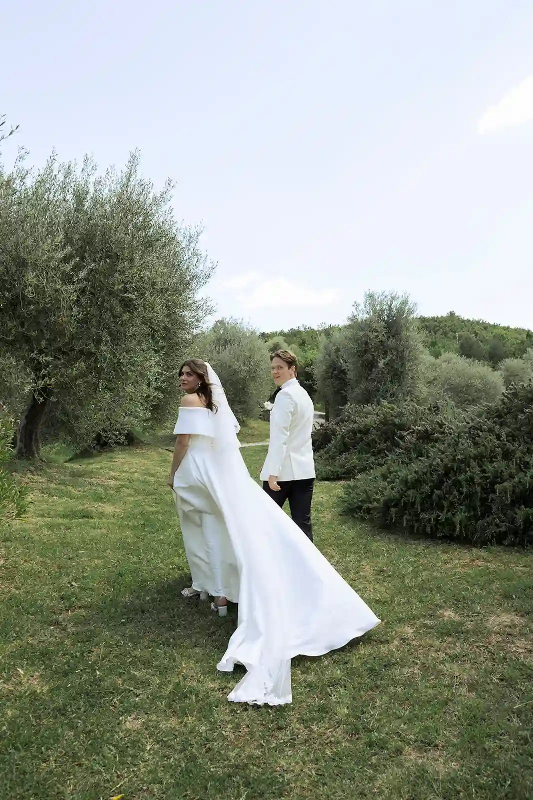 Brudeparet sammen i hagen etter first look på bryllupsdagen i Toscana Bride and groom together in the garden after their first look on their wedding day in Tuscany