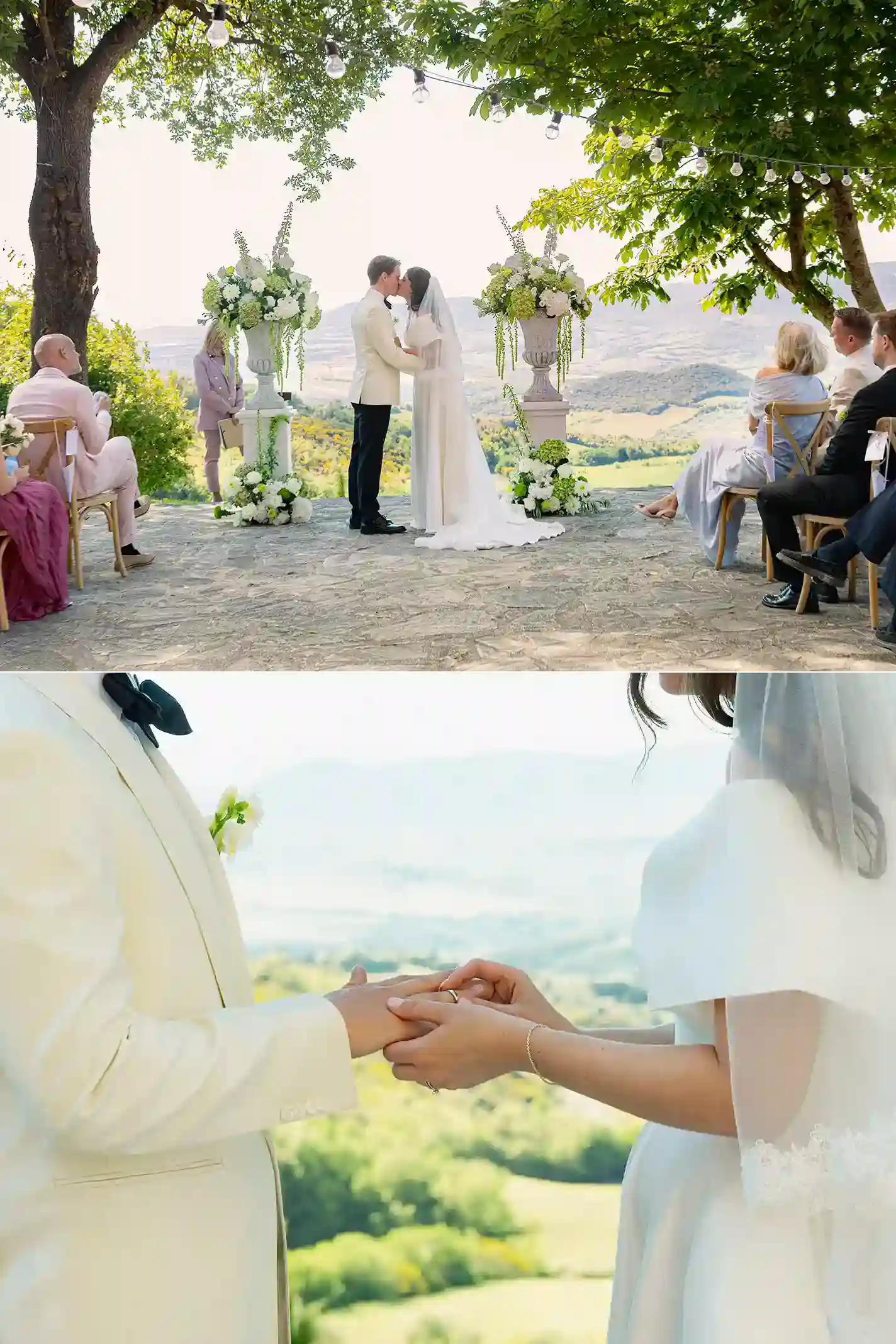 Brudeparet holder hender under vielsen utendørs i Toscana Bride and groom holding hands during their outdoor ceremony in Tuscany