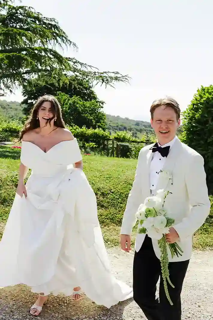 Brudeparet på vei til bryllupsmiddagen etter vielsen i Toscana Bride and groom heading to their wedding dinner after the ceremony in Tuscany