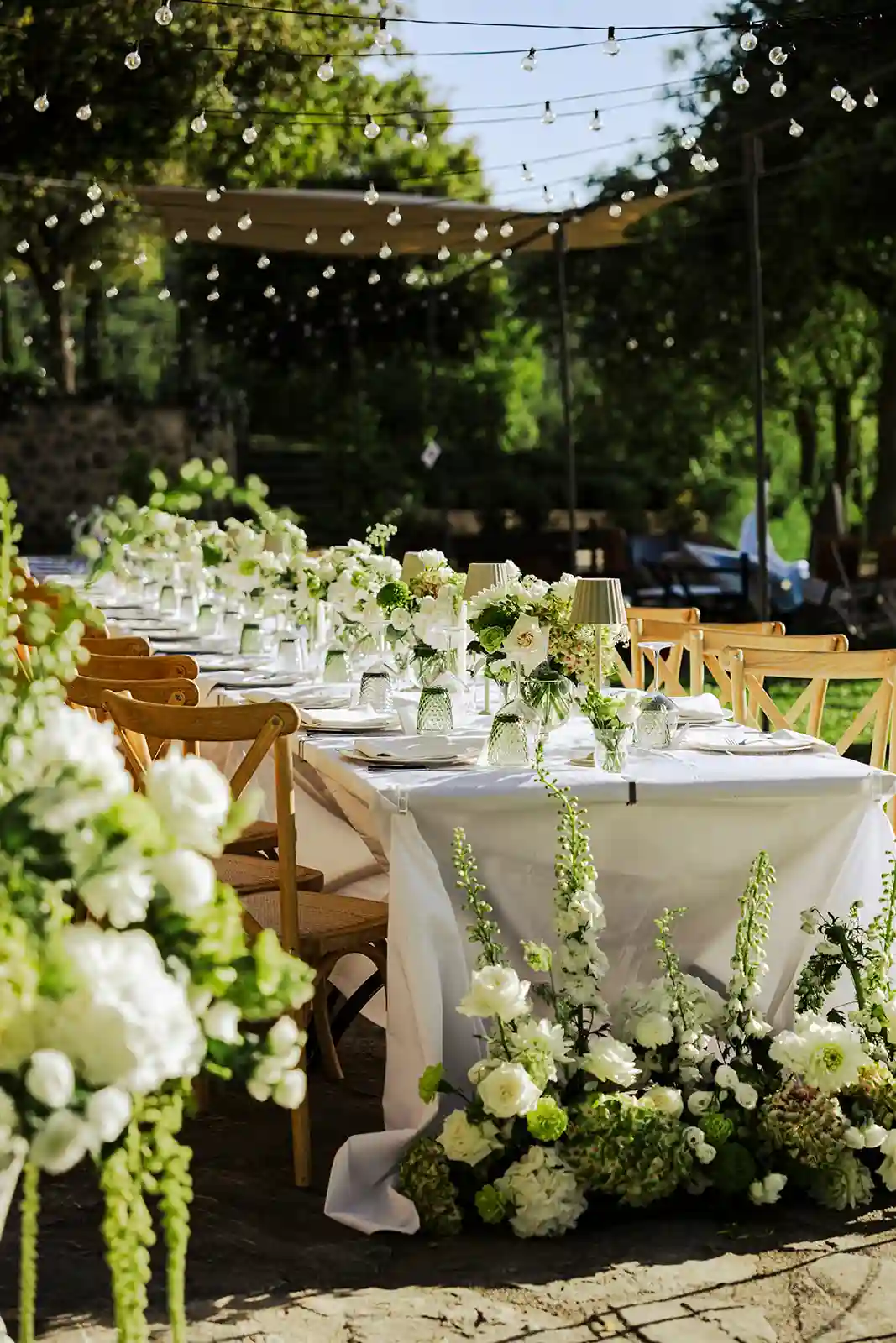 Elegant langbord dekket til utendørs bryllupsmiddag i Toscana Elegant long table set for an outdoor wedding dinner in Tuscany