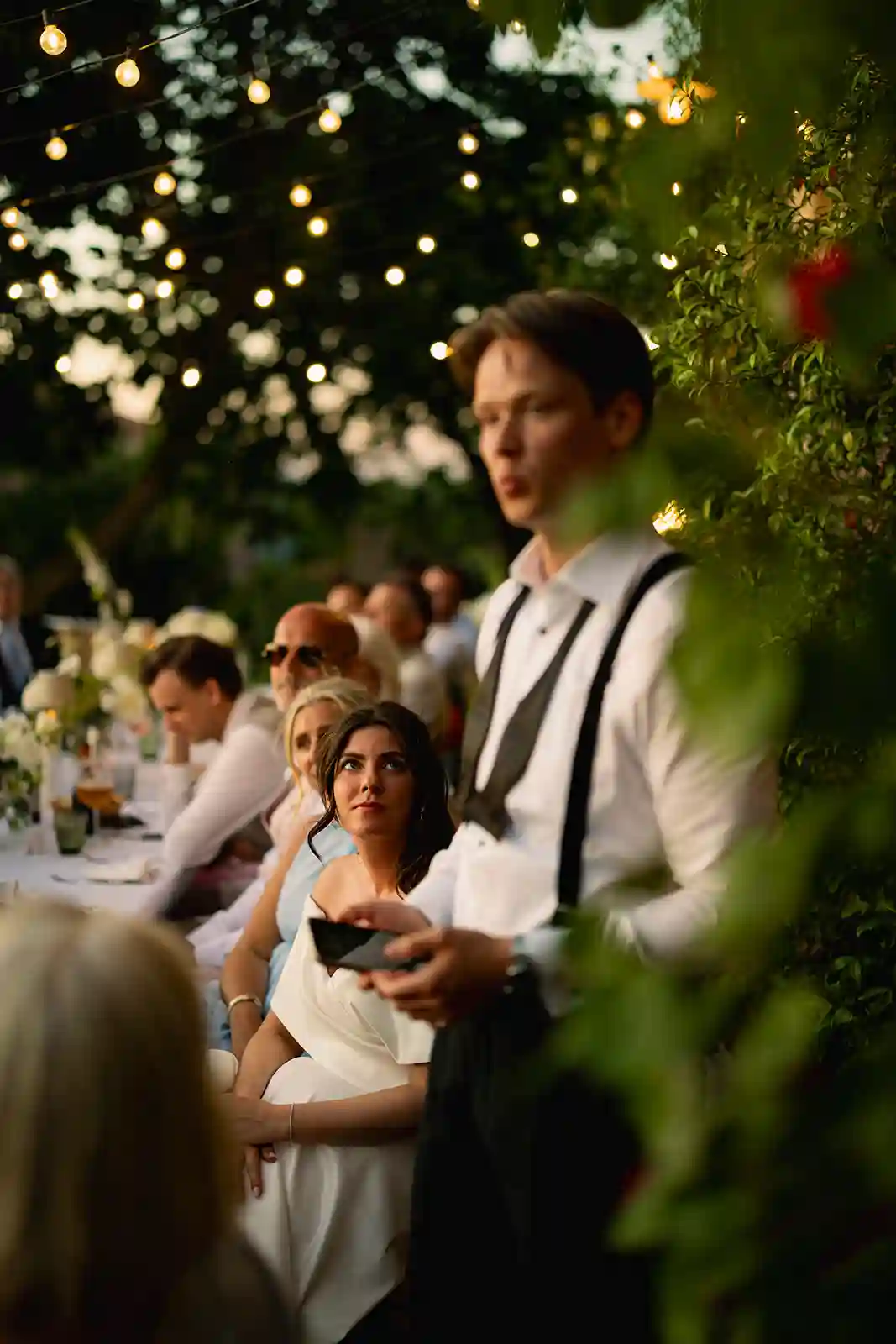 Brudgommen holder tale under bryllupsmiddagen i Toscana Groom giving a speech during the wedding dinner in Tuscany