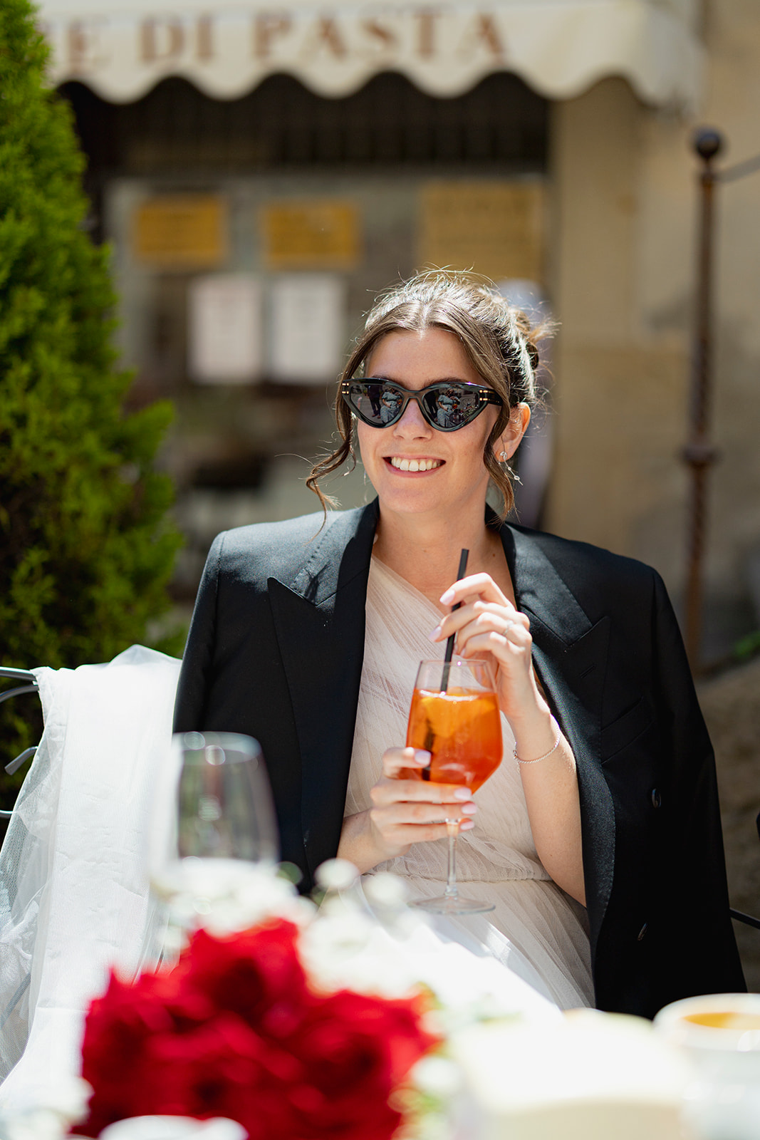 Bruden under aperitivo etter vielsen i Santa Fiora i Toscana Bride enjoying an aperitivo after the wedding ceremony in Santa Fiora, Tuscany