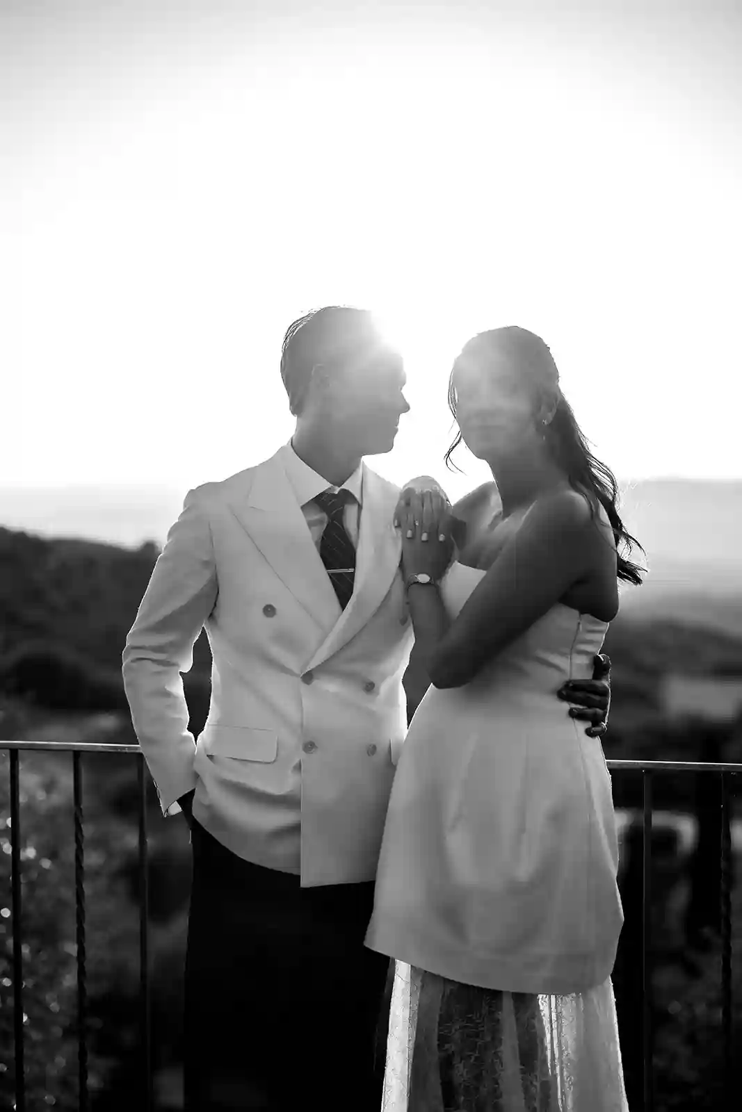 Svart-hvitt-portrett av brudeparet under velkomstkvelden i Seggiano Black and white portrait of the bride and groom during their welcome evening in Seggiano