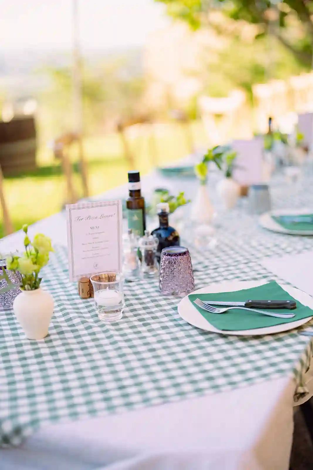 Bord dekket til vinsmaking og pizzakveld i Seggiano i Toscana Table set for a wine tasting and pizza evening in Seggiano, Tuscany