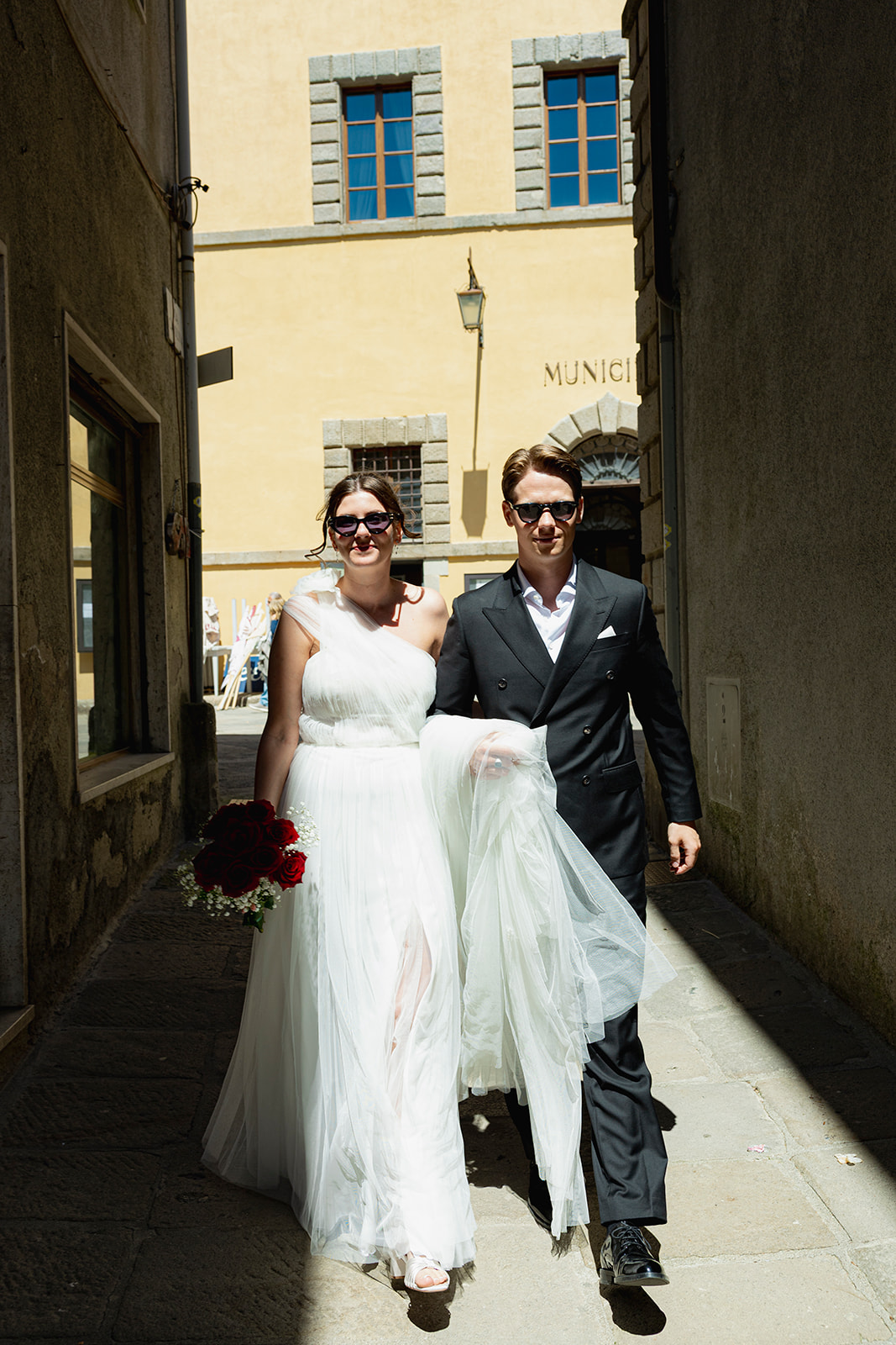 Brudepar går gjennom gatene i Santa Fiora etter den borgerlige vielsen Newlyweds walking through the streets of Santa Fiora after their civil wedding ceremony